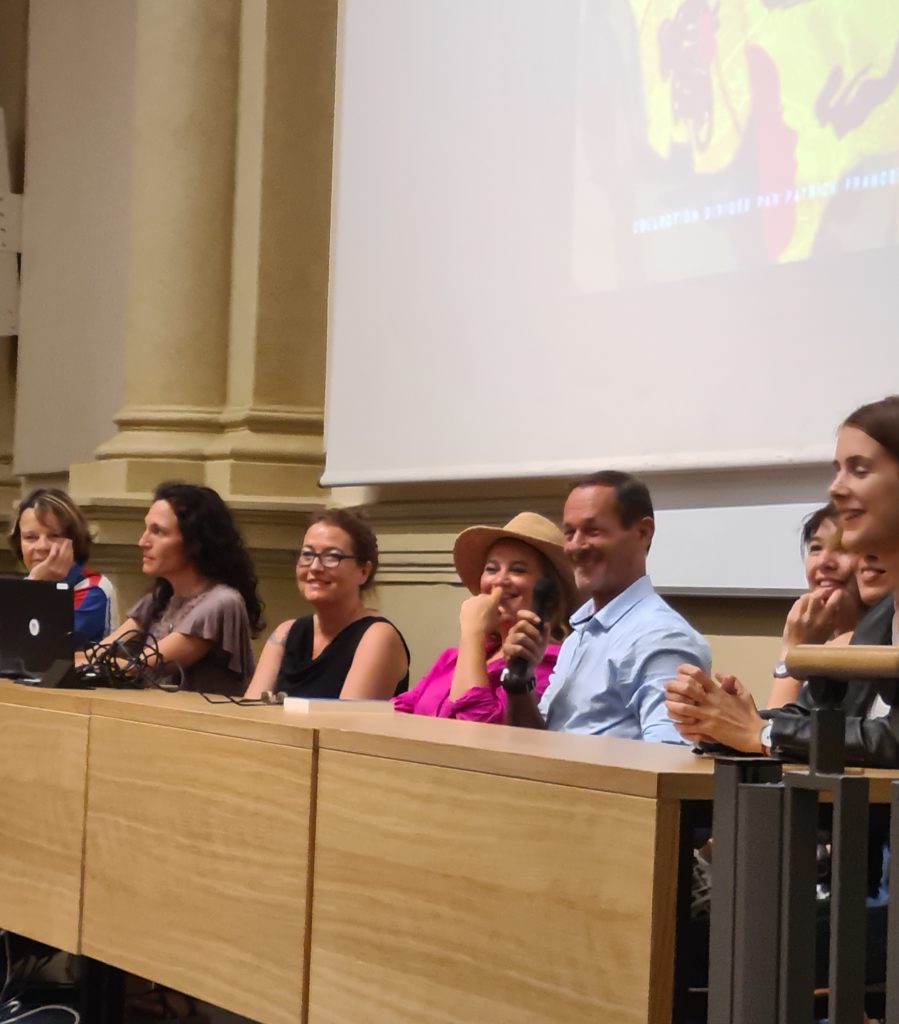 Sept femmes d'aventures entourent Patrice Franceschi